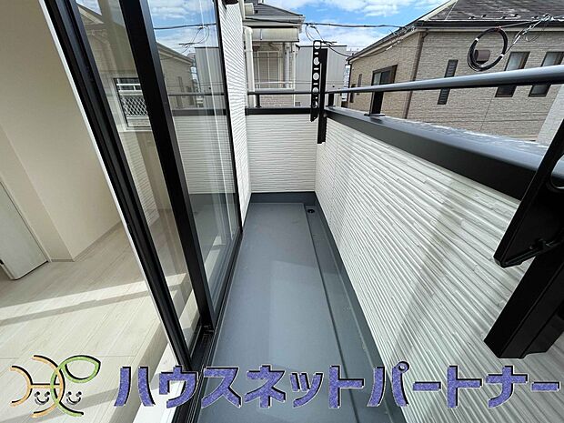 青い空が近くに感じるバルコニーは、爽やかな風をお部屋へ運んでくれます。