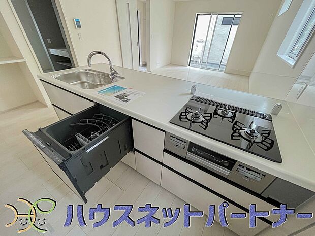 三口コンロで料理の幅を拡げてくれる使いやすいシステムキッチンを採用。洗い場も大きいので野菜や食器を洗ったりする際にも捗り、奥様の強い味方となってくれるはずです。