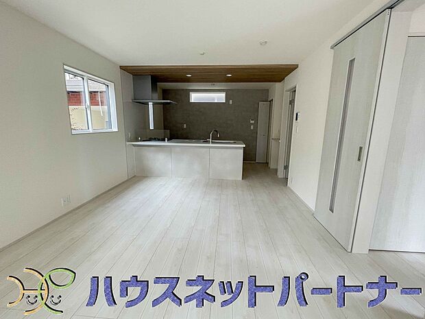 明るく開放的なダイニング。家族とのコミュニケーションが取りやすく、みんなの笑顔が溢れます。