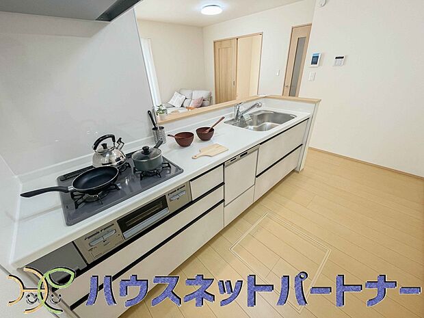 三口コンロで料理の幅を拡げてくれる使いやすいシステムキッチンを採用。洗い場も大きいので野菜や食器を洗ったりする際にも捗り、奥様の強い味方となってくれるはずです。
