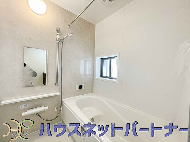 明るい作りの浴室は心も体もリフレッシュさせてくれます。窓もあるので湿気を外へ逃がすことも出来ます。
