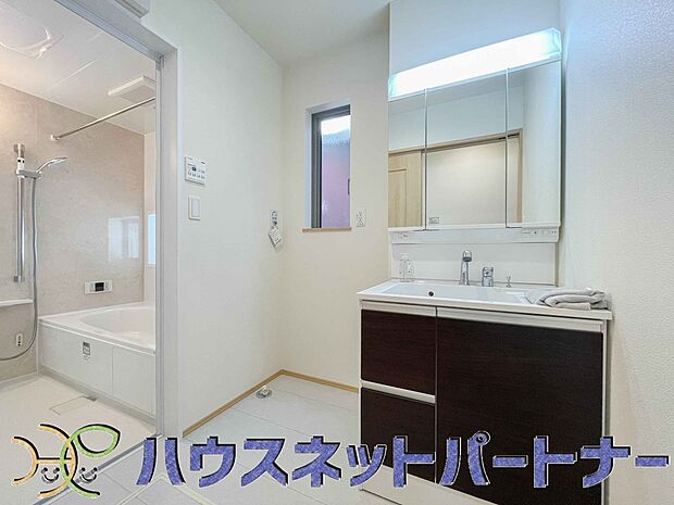 洗面室のある脱衣所は広々。脱いだお洋服をそのままお洗濯。
