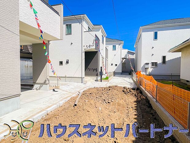 前面道路の日当たりの良い明るいお家。
