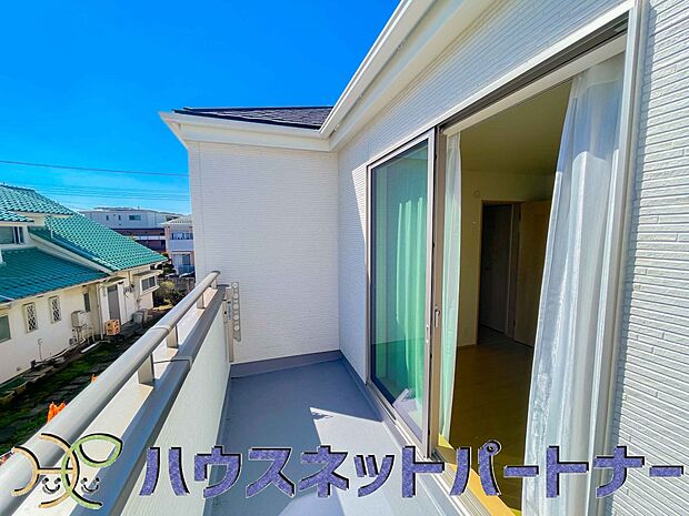 バルコニーから差し込む陽光・通風は、住環境・快適性と共に有り続ける貴重な「財産」です。この新築戸建に住まう事で手に入れるものは、きっと日常にとっても貴重な存在となるはずです。