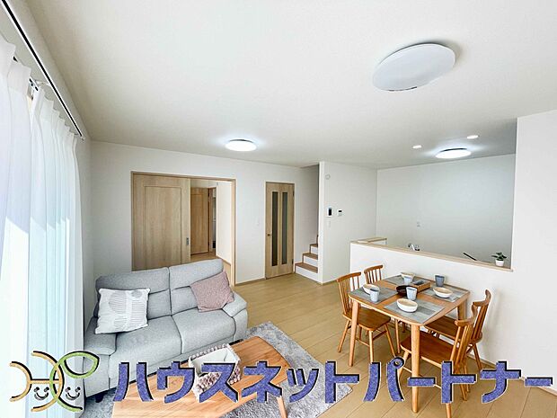 リビングは、食事スペースと寛げる場所設けてもまだ余裕の広さ。明るい光が照らしてくれます。