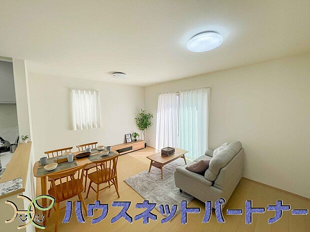 明るく開放的なダイニング。家族とのコミュニケーションが取りやすく、みんなの笑顔が溢れます。