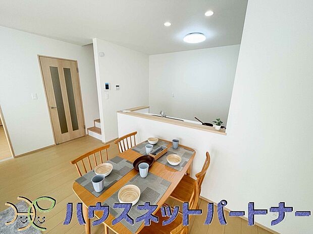 カウンターキッチンなら、リビングで遊ぶ子供の様子を見ながら料理ができるので安心です。料理を運んでもらったり、子供にお手伝いしてもらいやすいのもいいですね。