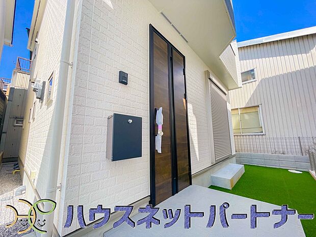 お客様も迎える玄関は高級感のある造りです。