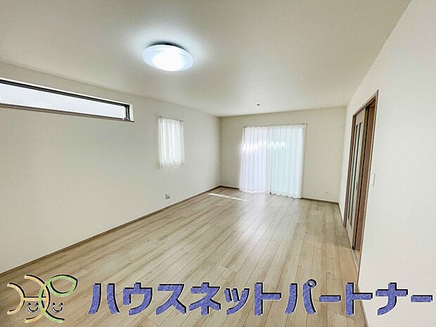 太陽の光が照らす明るいリビングは、開放感があり通風・採光に優れ、心地よい光と風が舞い込んできます。心休まるリビングは何よりも快適な時間を過ごせます。