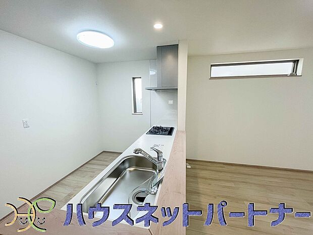 キッチン吊戸棚を無くす事によって、コミュニケーションを重視した設計に致しました。区画によって変わる一体感を、実際にご覧になって頂けましたらと思います。 