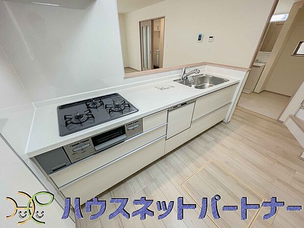 三口コンロで料理の幅を拡げてくれる使いやすいシステムキッチンを採用。洗い場も大きいので野菜や食器を洗ったりする際にも捗り、奥様の強い味方となってくれるはずです。