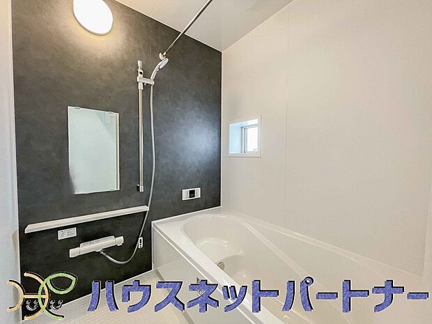 冬場にはヒヤッとしないように暖房機能、梅雨の時期には乾燥等、機能的で清潔感溢れる浴室。快適・清潔な空間で心も体もオフになる時間を楽しむことが可能です。