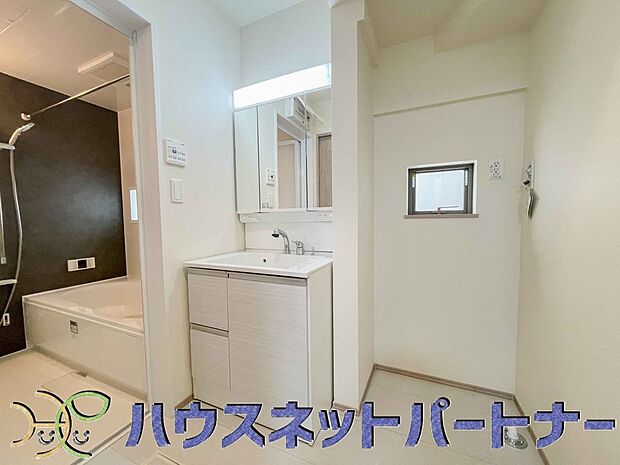 洗面室のある脱衣所は広々。脱いだお洋服をそのままお洗濯。