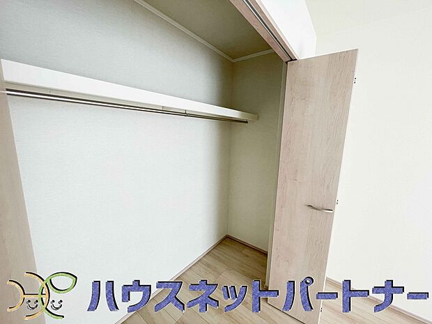 壁面クローゼットのメリットは、衣類が横一列に並ぶためひと目で洋服が選びやすいこと。衣類をたくさんお持ちの方も、限られたスペース内に無理なく収納することができます。