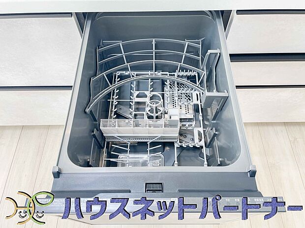 食器洗いのわずらわしさから開放してくれる嬉しい設備。後片付けの手間を減らし奥様の時間を有効活用できます。お湯と洗剤を使う機会が少なくなるため、手荒れ防止にも。