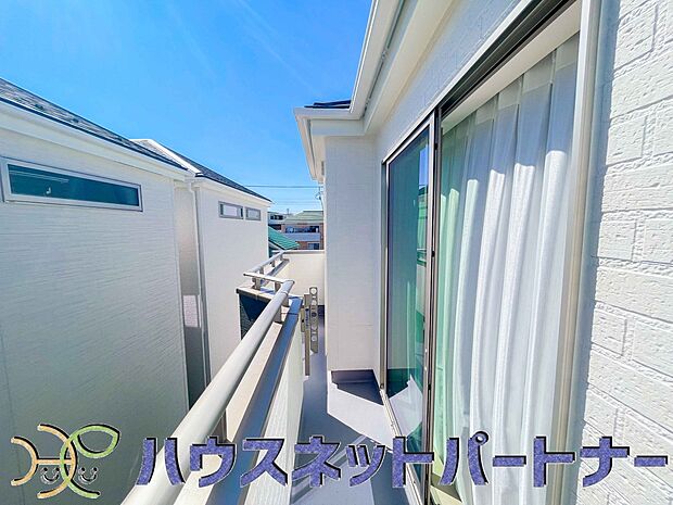 バルコニーから差し込む陽光・通風は、住環境・快適性と共に有り続ける貴重な「財産」です。この新築戸建に住まう事で手に入れるものは、きっと日常にとっても貴重な存在となるはずです。