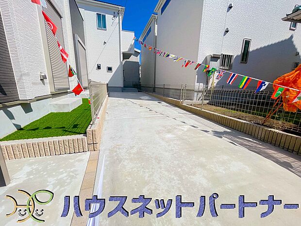 戸建ての購入を検討することになったきっかけに「駐車場を持てること」を挙げる方が多くいらっしゃいます。駐車場代金を支払続ける必要がないことは、駐車場付き戸建を持つ最大のメリットです。