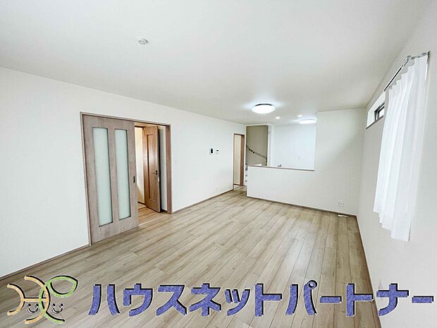 リビングは、食事スペースと寛げる場所設けてもまだ余裕の広さ。明るい光が照らしてくれます。