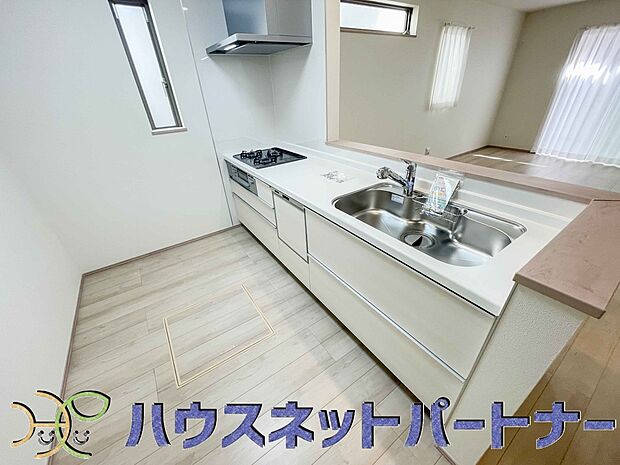 人工大理石のワークトップやシンクは、水を流しただけできれいになったように見えます。白いキッチンは明るく清潔感があり、とっても素敵です。