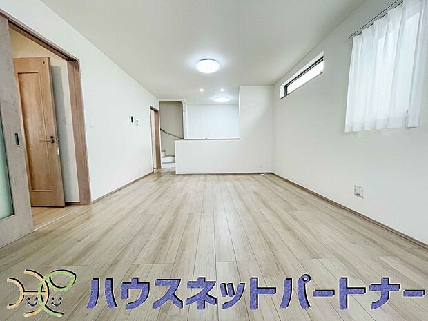 リビングは、食事スペースと寛げる場所設けてもまだ余裕の広さ。明るい光が照らしてくれます。
