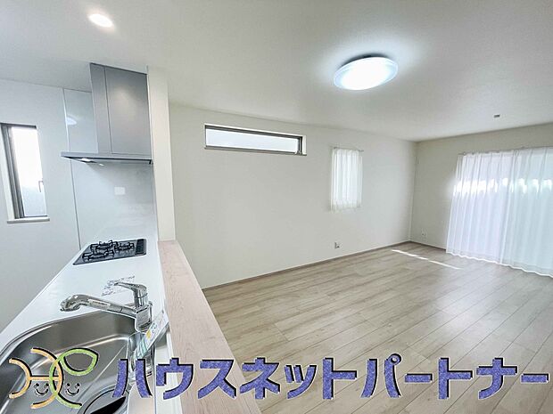 家族の様子を見ながらキッチンでお料理。一日の出来事を会話しながらの家事は嬉しいコミュニケーション。