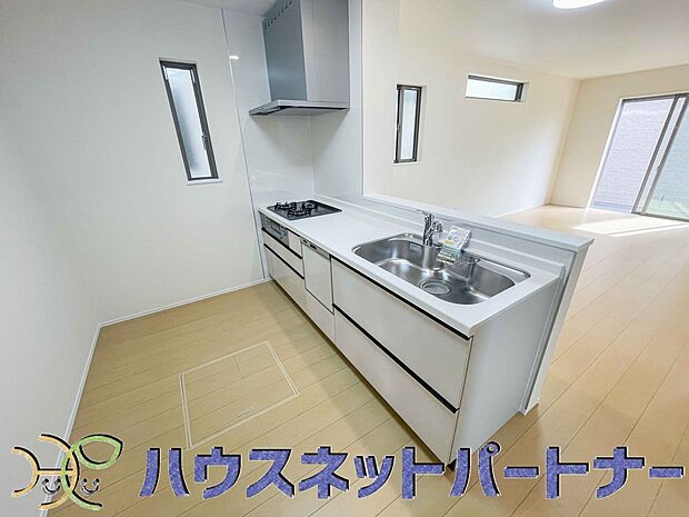 家族の様子を見ながらキッチンでお料理。一日の出来事を会話しながらの家事は嬉しいコミュニケーション。