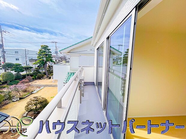 太陽の光が燦々と降り注ぐ広さのあるバルコニーで毎日のお洗濯も快適に。太陽は心を元気にしてくれますよね。