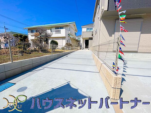 玄関横に駐車場なのでお買い物をした後は楽にお家へ。沢山お買物した時は助かりますね。