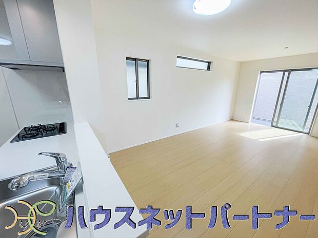 キッチン吊戸棚を無くす事によって、コミュニケーションを重視した設計に致しました。区画によって変わる一体感を、実際にご覧になって頂けましたらと思います。