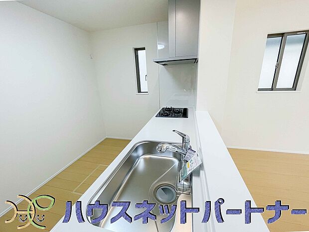 リビングにいるお子様と会話をしながら家事ができるカウンターキッチン。いま手があいているか、忙しそうなのか相手の様子を伺いながらコミュニケーションをとる訓練にもなります。