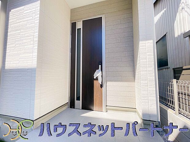 お客様も迎える玄関は高級感のある造りです。