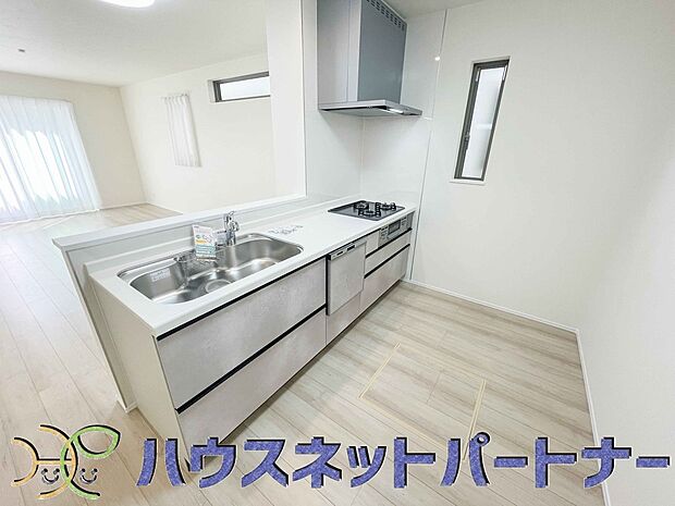 カウンターキッチンは広くて収納力もあるので、快適に料理をすることができます。食器や炊事用具を手の届くところに配置しやすいため調理もスピーディーです。