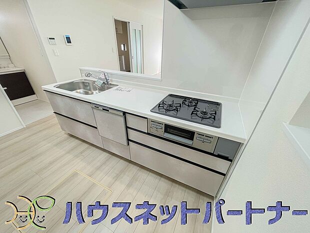 三口コンロで料理の幅を拡げてくれる使いやすいシステムキッチンを採用。洗い場も大きいので野菜や食器を洗ったりする際にも捗り、奥様の強い味方となってくれるはずです。