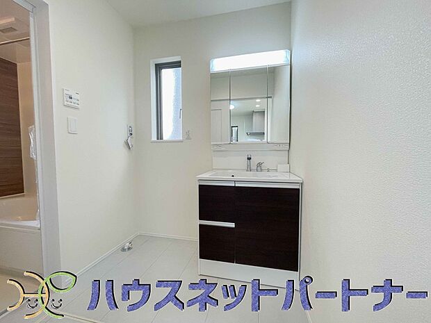 明るい清潔感のある洗面所は、鏡も大きくシンクが広々。朝の支度も楽にこなせます。