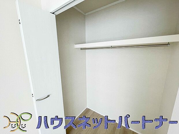 壁面クローゼットのメリットは、衣類が横一列に並ぶためひと目で洋服が選びやすいこと。衣類をたくさんお持ちの方も、限られたスペース内に無理なく収納することができます。