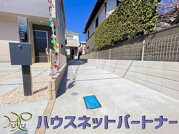 玄関横に駐車場なのでお買い物をした後は楽にお家へ。沢山お買物した時は助かりますね。
