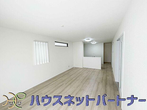 リビングは、食事スペースと寛げる場所設けてもまだ余裕の広さ。明るい光が照らしてくれます。