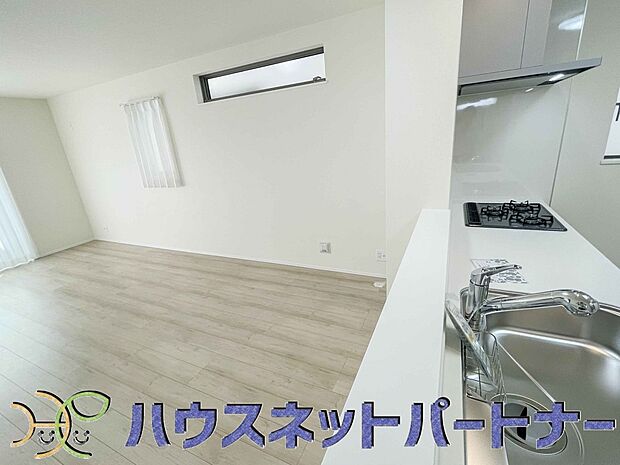 キッチン吊戸棚を無くす事によって、コミュニケーションを重視した設計に致しました。区画によって変わる一体感を、実際にご覧になって頂けましたらと思います。 