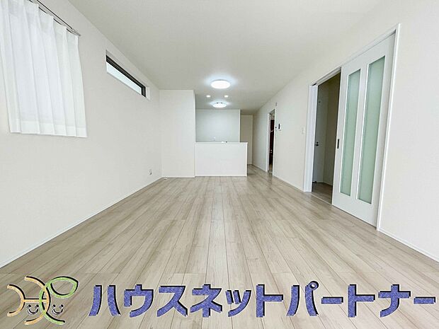 明るく開放的なダイニング。家族とのコミュニケーションが取りやすく、みんなの笑顔が溢れます。