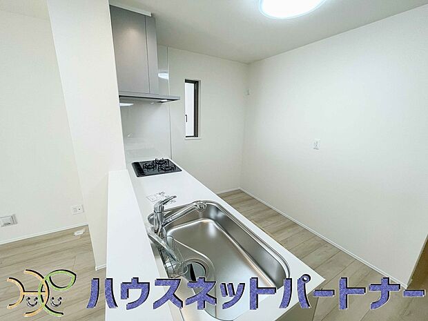 キッチン吊戸棚を無くす事によって、コミュニケーションを重視した設計に致しました。区画によって変わる一体感を、実際にご覧になって頂けましたらと思います。