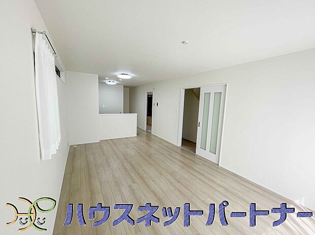 キッチンカウンターがあると配膳が楽なことがメリットの一つ。後片付けをするときも、ダイニングテーブルからあまり動かずに流し台へ運ぶことができるので便利です♪