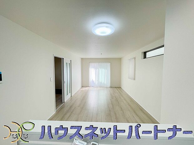 キッチン吊戸棚を無くす事によって、コミュニケーションを重視した設計に致しました。区画によって変わる一体感を、実際にご覧になって頂けましたらと思います。