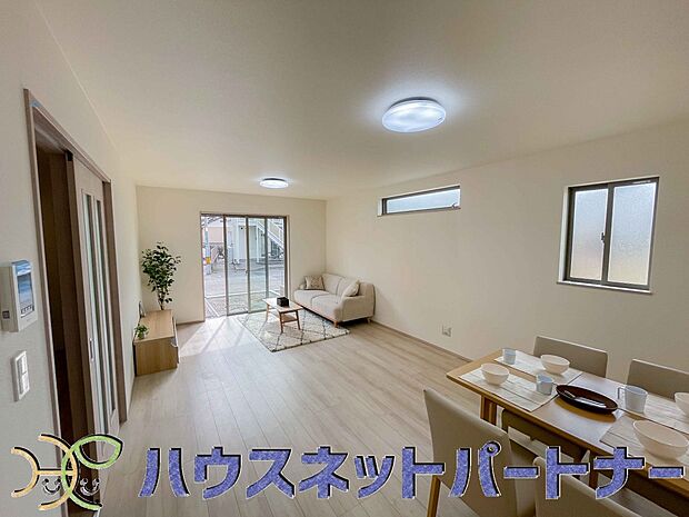 整然とした空間演出、快適な理想の暮らしの実現は家のみの拘りではなく、そこで暮らす方々にとって素敵な環境であることも挙げられると思います。四季折々の変化が奏でる鼓動を楽しんで下さい。