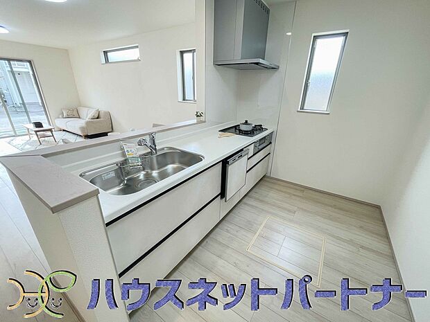 ビルトイン食器洗乾燥機完備。家事のお手伝いをしてくれる奥様の味方です。食器を洗っている間にお掃除など、様々なシーンで家事の時短に役立つ食洗機。省スペースのビルトインタイプを採用致しました。