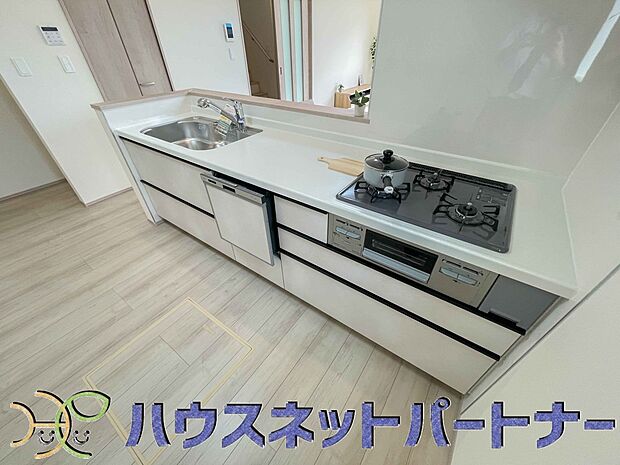 三口コンロで料理の幅を拡げてくれる使いやすいシステムキッチンを採用。洗い場も大きいので野菜や食器を洗ったりする際にも捗り、奥様の強い味方となってくれるはずです。