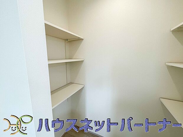 ウォークインクローゼットのメリットは、衣類の他、バッグやアクセサリーなど、身につけるものを一部屋に集めて管理できること。必要なときに見つけやすいです。