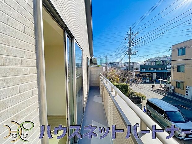 青い空が近くに感じるバルコニーは、爽やかな風をお部屋へ運んでくれます。