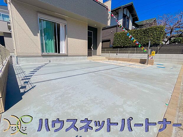 通勤や家族の送迎など、毎日の生活にマイカーが欠かせない方にとって駐車場は大事な条件。敷地内にカースペースがあれば、お出かけやお買い物の際の搬入出もらくらくです。