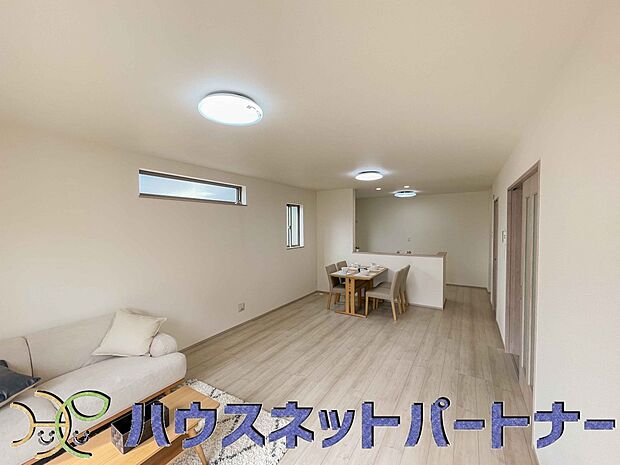 リビングは、食事スペースと寛げる場所設けてもまだ余裕の広さ。明るい光が照らしてくれます。