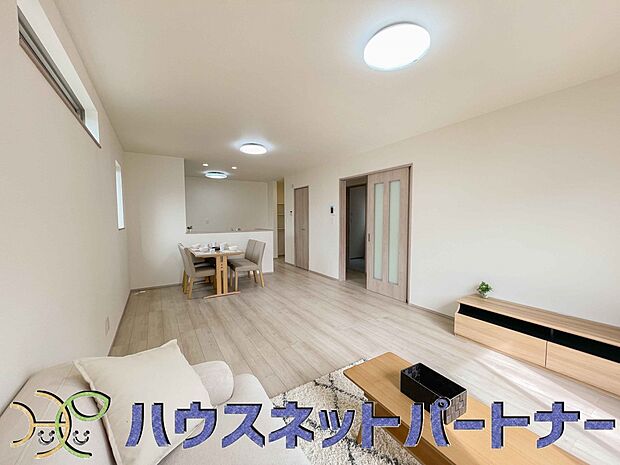 明るく開放的なダイニング。家族とのコミュニケーションが取りやすく、みんなの笑顔が溢れます。